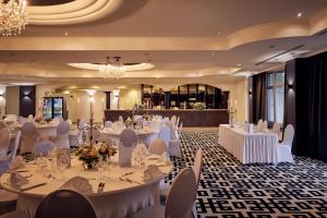 格拉德贝克格拉德贝克凡德瓦克酒店的宴会厅配有白色的桌子和白色的椅子