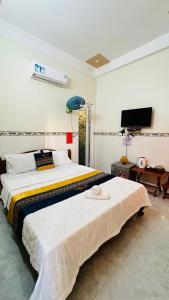 惹岛Khách Sạn Thiên Trí Lý Sơn的一间卧室配有一张大床和电视