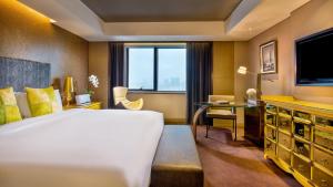 郑州郑州索菲特国际饭店的酒店客房设有一张大床和一台电视。