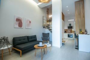 阿基欧斯尼古拉斯Mylos Modern Apartments,By Idealstay Experience的客厅配有沙发和桌子