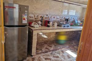 达赫拉دار الياقوت Dar Al Yaqut的厨房配有不锈钢冰箱和台面
