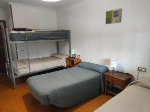希韦罗QUINTA ANDAINA的客房设有两张双层床和一张桌子。