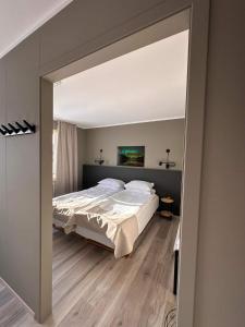 ÓlafsfjörðurKlara Guesthouse的一间卧室配有一张床和一面大镜子