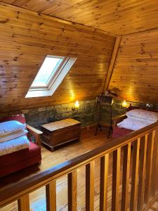 戈尔韦Traditional Stone Cottage 300 years+的阁楼间 - 带两张床和窗户