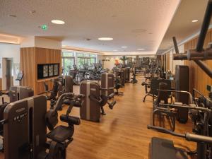 瓦格赖恩瓦格赖恩运动酒店的健身房,配有各种跑步机和机器