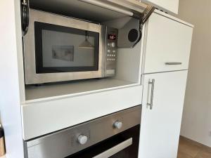 沙博伊茨٤Sweet Spot٤Geräumig-King Bed-Disney+-Parken的厨房内配有微波炉。