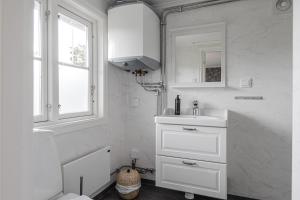 格兰纳Smålandsgården的白色的浴室设有水槽和镜子