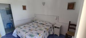 马拉泰亚Bed & Breakfast Laino的一间带床的小卧室和一间浴室