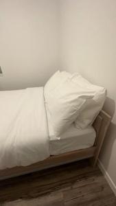维耶尔宗Appartement avec terrasse的一张带白色床单和枕头的床