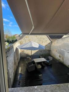 维耶尔宗Appartement avec terrasse的庭院内桌椅和遮阳伞