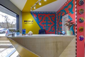 比什凯克People Hostel & Coworking的带有彩色墙壁的接待区
