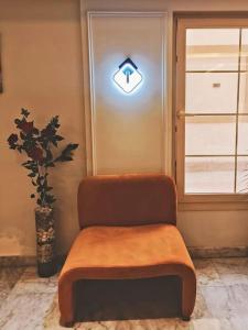 Sheikh ZayedRoyal Elegance Room的椅子,放在门上标有标志的房间