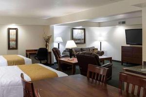 詹姆斯镇Baymont by Wyndham Jamestown Conference Center & Water Park的酒店客房带两张床和一个客厅