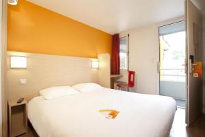 阿列河畔美岸普瑞米尔威驰贝勒丽芙苏尔阿雷经典酒店的酒店客房设有一张白色大床和一个窗户。