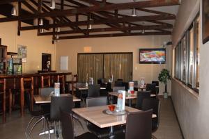 米德尔堡Travel Lodge的一间带桌椅的餐厅和一间酒吧