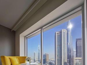 迪拜迪拜市区索菲特酒店的享有城市天际线景致的大窗户