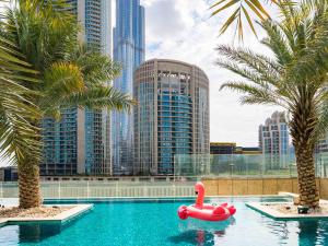 迪拜迪拜市区索菲特酒店的城市里一个红色浮游的游泳池