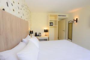 热姆诺普罗旺斯吉蒙诺斯贝斯特韦斯特酒店的卧室配有白色大床和白色枕头