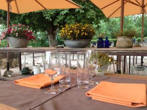 Pierre-PerthuisLes Deux Ponts的一张桌子,上面放有酒杯和橘子餐巾