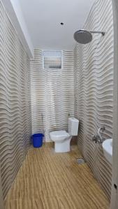 钦奈MR.WHITE PRIME RESIDENCY的一间带卫生间和水槽的浴室