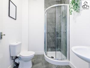 曼彻斯特Elm Aparthotel , Collection of apartments Available Near Media City , Free Parking的带淋浴、卫生间和盥洗盆的浴室