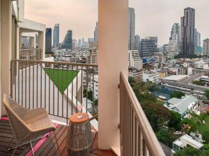 曼谷Mercure Bangkok Surawong的市景阳台