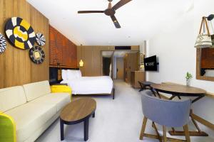 北芭堤雅Centara Grand Mirage Beach Resort Pattaya的客厅配有沙发和1张床