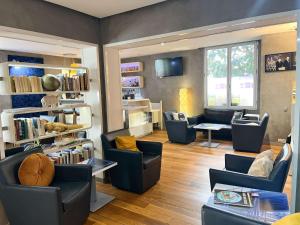 巴黎巴黎托比亚克图书馆宜必思尚品酒店的带沙发、椅子和桌子的客厅