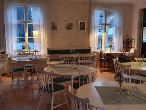 萨拉Sofielund Vandrarhem & Camping的用餐室设有桌椅和窗户。