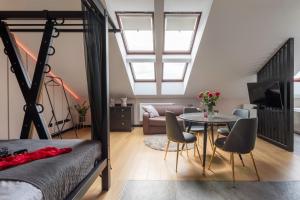 克拉科夫Exclusive BDSM Apartment Kraków - ADULTS ONLY的卧室配有一张床和一张桌子及椅子