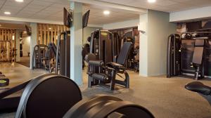 蒂尔堡吉尔泽蒂尔堡凡德瓦克酒店的健身房设有数排跑步机和椅子