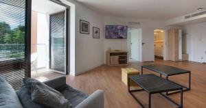 波别罗沃Apartament Premium PINEA 102的客厅配有沙发和桌子