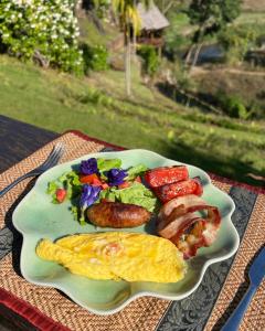 Pang Mapha坎拉亚艾里尔豪华民宿的包括鸡蛋香肠和蔬菜的早餐食品