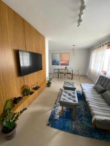 特雷索波利斯Sua Casa na melhor localização de Teresópolis的客厅配有2张沙发和1台平面电视
