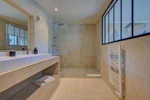 佩尔蒂塞万公园贝斯特韦斯特酒店的带淋浴、盥洗盆和镜子的浴室