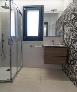 卡斯特布奥诺a'Badia的一间带水槽和淋浴的浴室