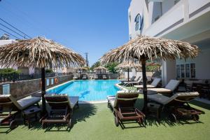 派尔季卡威尼斯酒店的一个带椅子和遮阳伞的游泳池的度假酒店