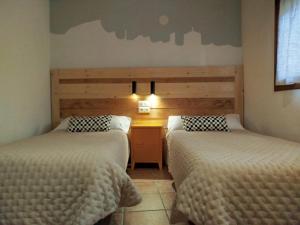 勃朗峰ROS RURAL Cal Ros的一间卧室配有两张床和一张书桌