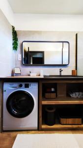龙斯莱班Maison "Les Agathines"的一间带洗衣机和镜子的浴室