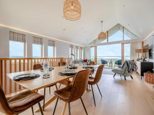 马根波思3 Karn Havos的用餐室配有大型木桌和椅子