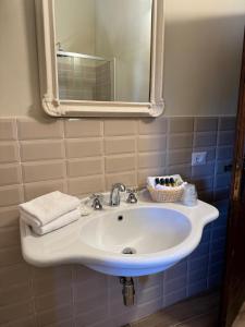 基安蒂格雷夫威驰优玛叶儿城堡酒店的浴室设有白色水槽和镜子
