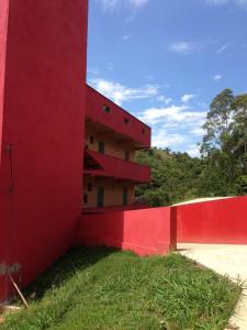 圣巴巴拉Pousada Maria Francisca的红墙旁边的红色建筑