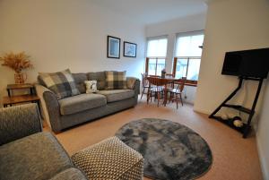 克雷尔Meadowshores Apartment Crail的客厅配有沙发和桌子