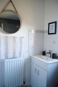 克雷尔Meadowshores Apartment Crail的一间带水槽和镜子的浴室
