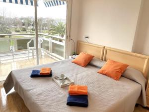 拉皮内达APARTBEACH ARRECIFE y FRENTE PLAYA的一间卧室配有带橙色和蓝色枕头的床