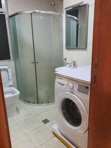 亚的斯亚贝巴BEST7 two bedroom apt in UN Kazanchis area的一间带洗衣机和卫生间的浴室