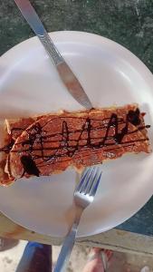 KalghaLibrary cafe的一块带叉子和刀的盘子上的巧克力派