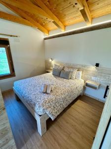 阿尔格达斯Alojamiento Rural La Alberca的一间卧室配有一张带两个枕头的床