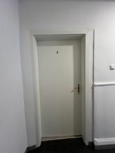 戈斯拉尔Ferienwohnung ENJOY 2的一间带冰箱的房间的白色门