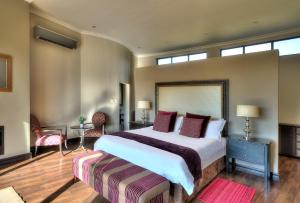 Golders GreenLegend Simba Safari - Legend Golf Safari Resort的一间卧室设有一张大床和一个大窗户